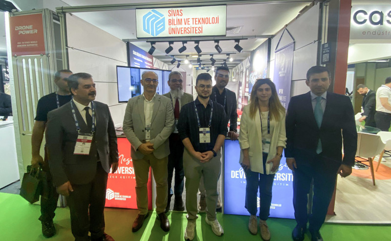 Baykar Yönetim Kurulu Başkanı Selçuk Bayraktar SBTÜ Standını Ziyaret Etti